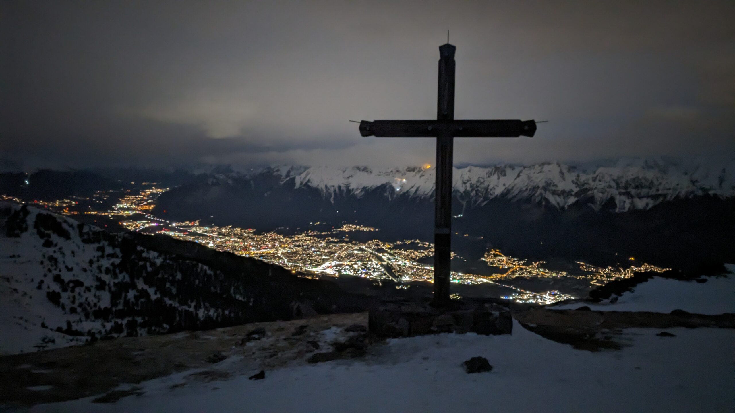 Gipfelkreuz Glungezer Tuxeralpen mit Blick auf Innsbruck und das Inntal