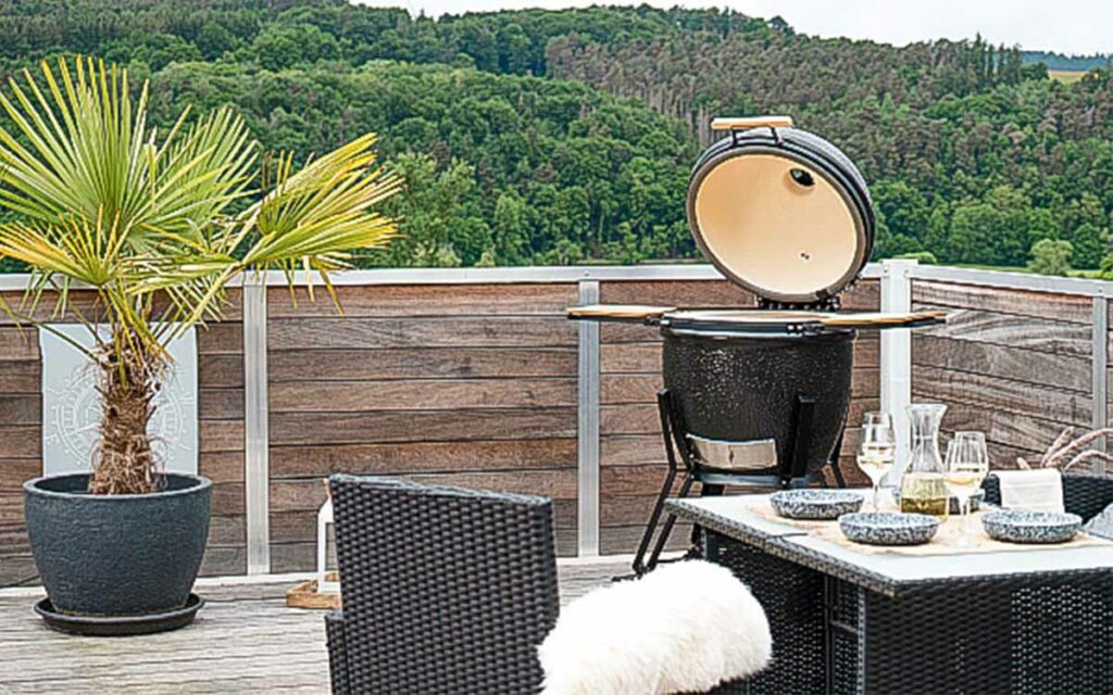 Outdoorchef Keramikgrill EGG auf der Terasse im Einsatz