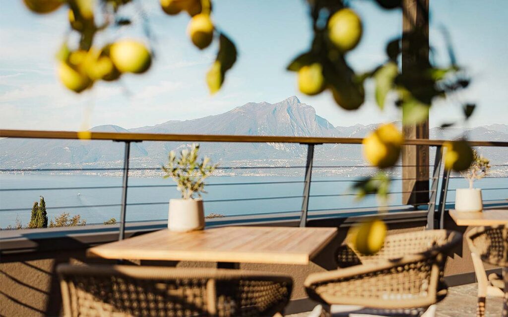 Hotelterasse mit Ausblick des Luxus Hideaway Cape of Senses am Gardasee