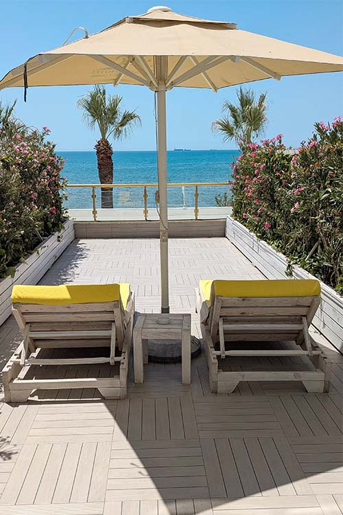 Best Western Adriatik - Terrasse mit 2 Sonnenliegen und Blick aufs Meer