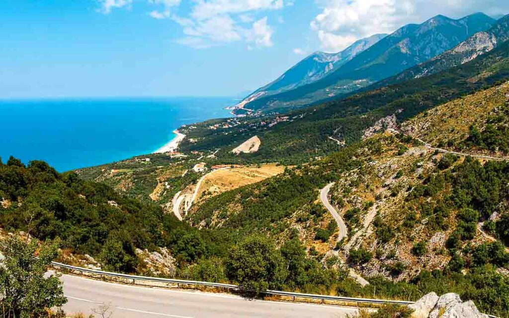 Llogara Passstrasse mit Meerblick
