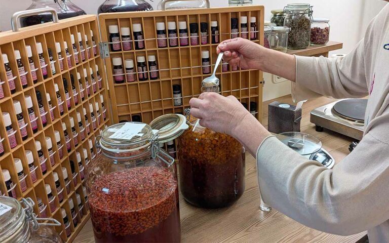 Kraeuterworkshop mit Hany am Thumeserhof