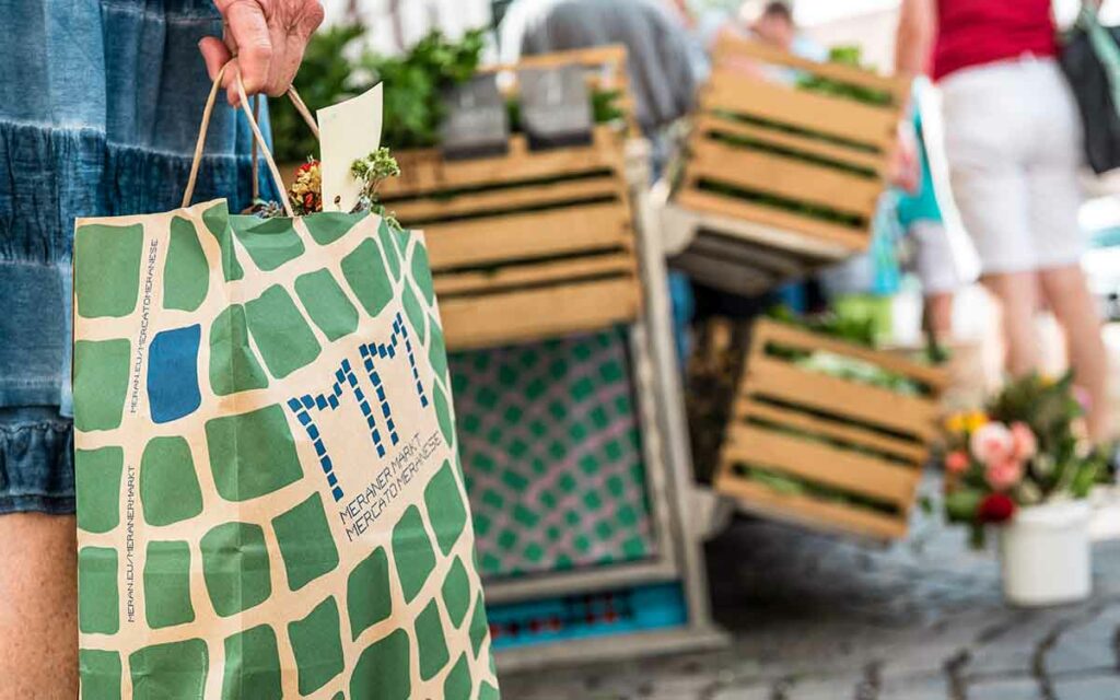 Einkaufstasche mit Kräuter am Meraner Markt