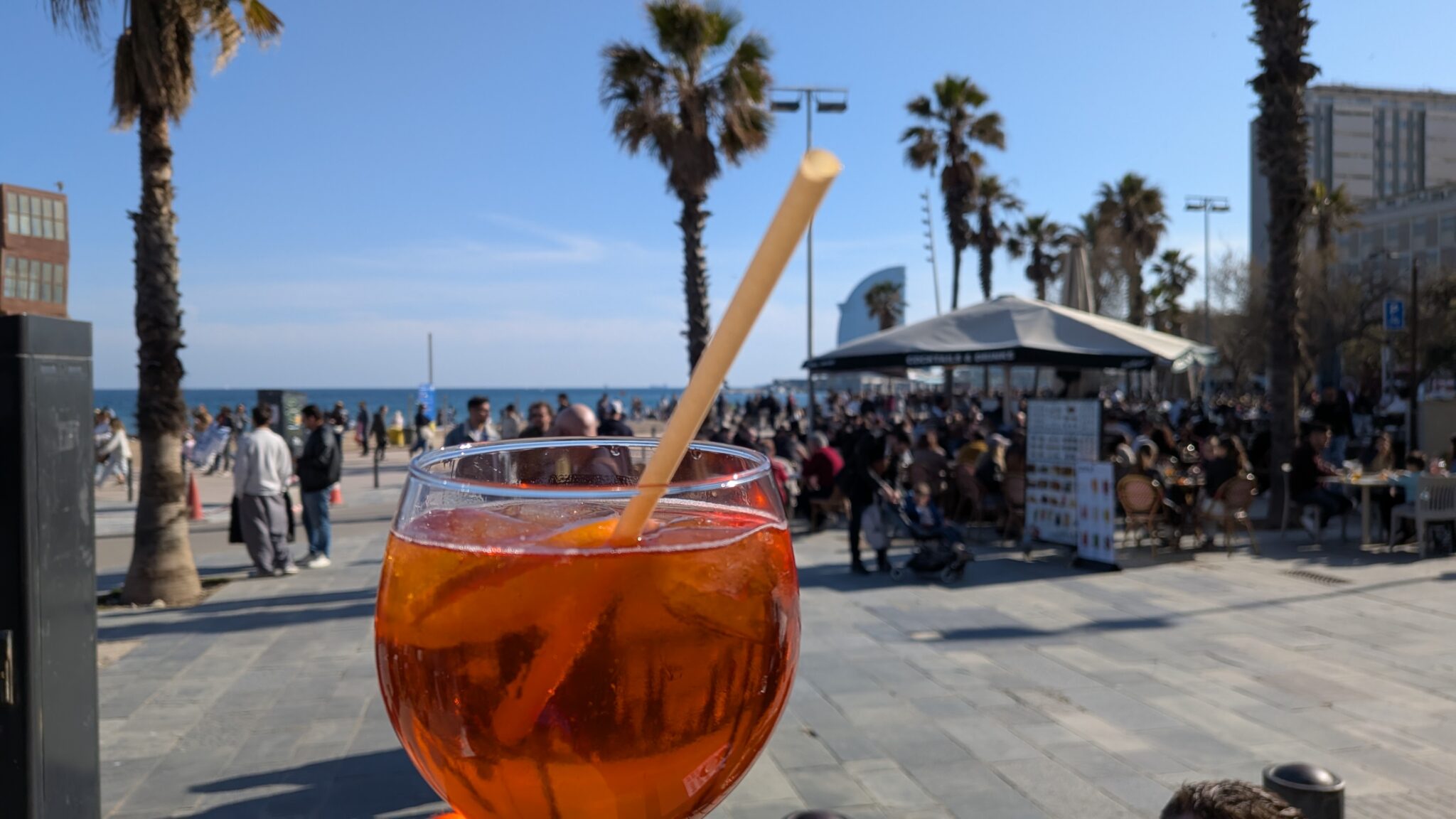 Ein Glas Aperol in der Strandbar an der Promenade in Barceloneta