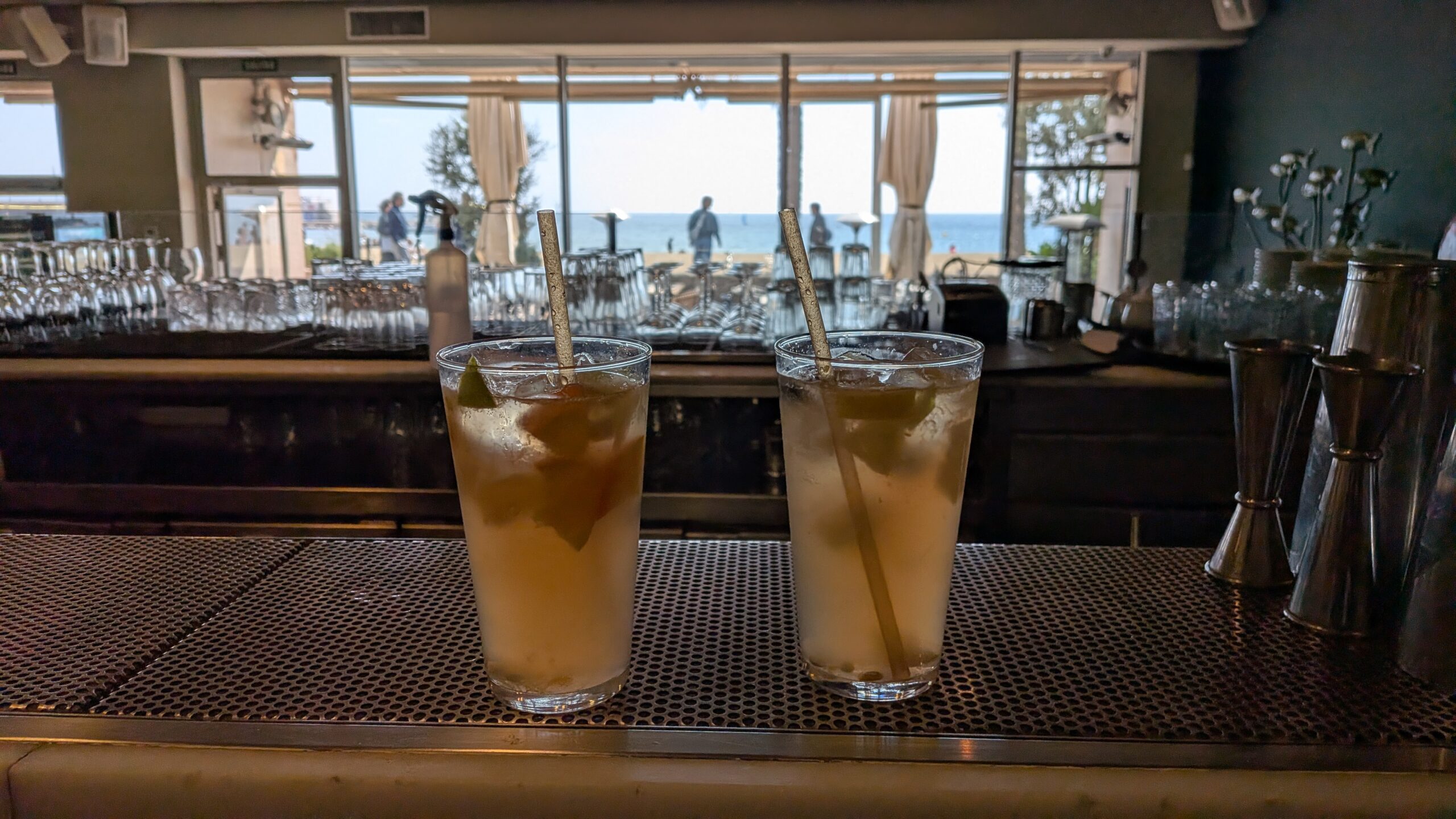 2 Gläser mit Cava Sangria in der Bar agua an der Strandpromenade in Barceloneta