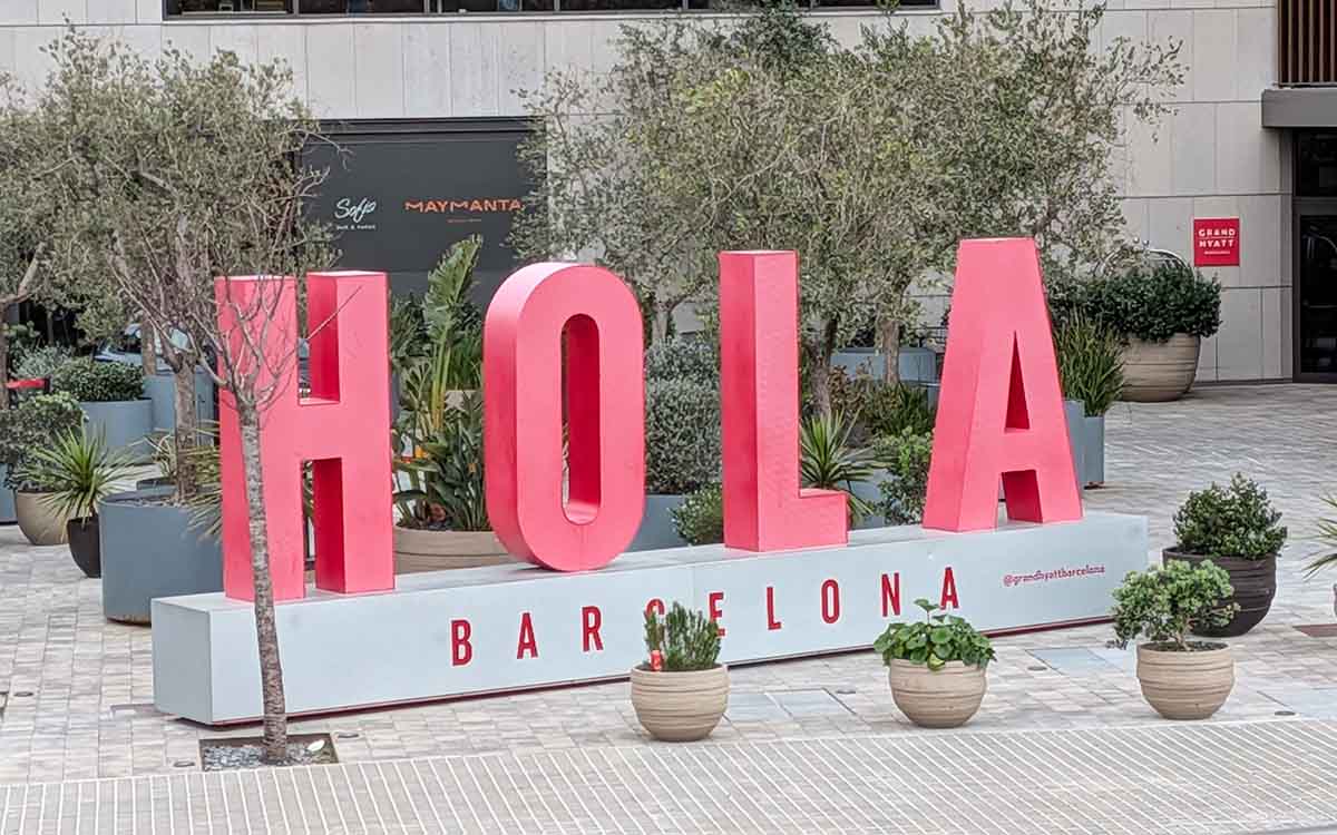 Barcelona Hola Schriftzug
