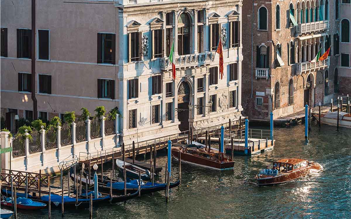 Fassade des Palazzo Papadopoli am Canal Grande – verborgenes Luxushotel zur Biennale Venedig