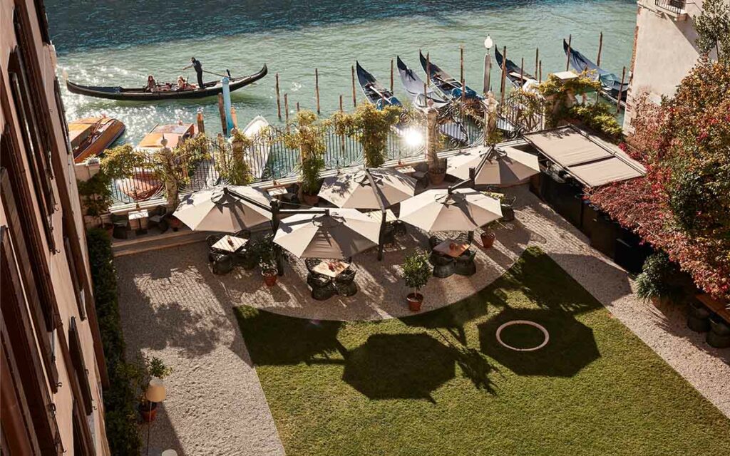 Privater Garten des Aman Venice am Canal Grande mit Installation „Possible Landscapes" von Charlotte Colbert