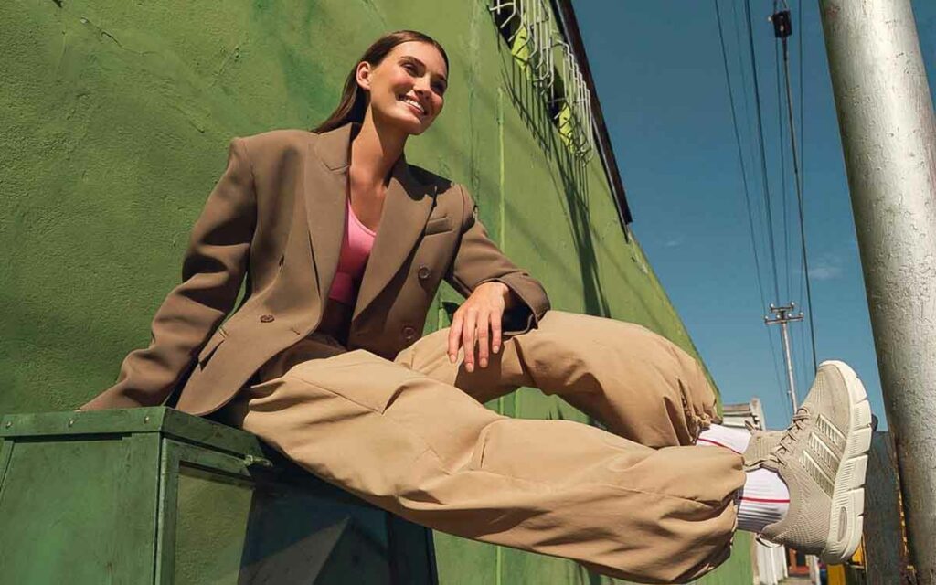adidas Sneaker kombiniert mit weiter Stoffhose und leichtem Blazer – Styling-Idee für Reise und Alltag