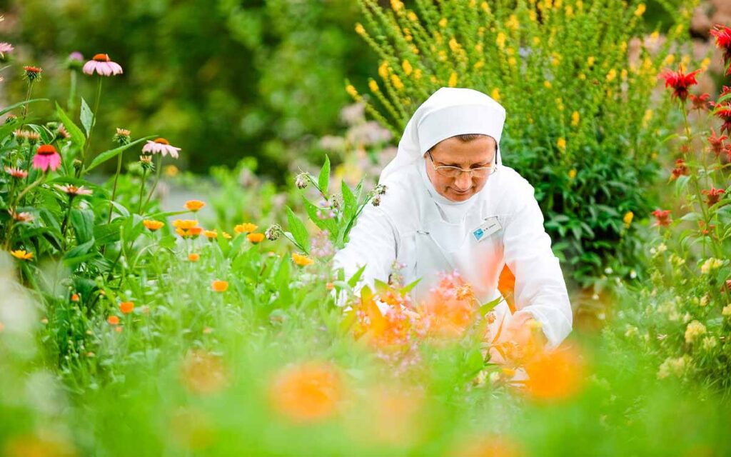 Schwester im Kräutergarten