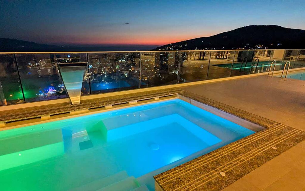 Pool mit Ausblick über die Stadt am Sunset Shoreline Saranda