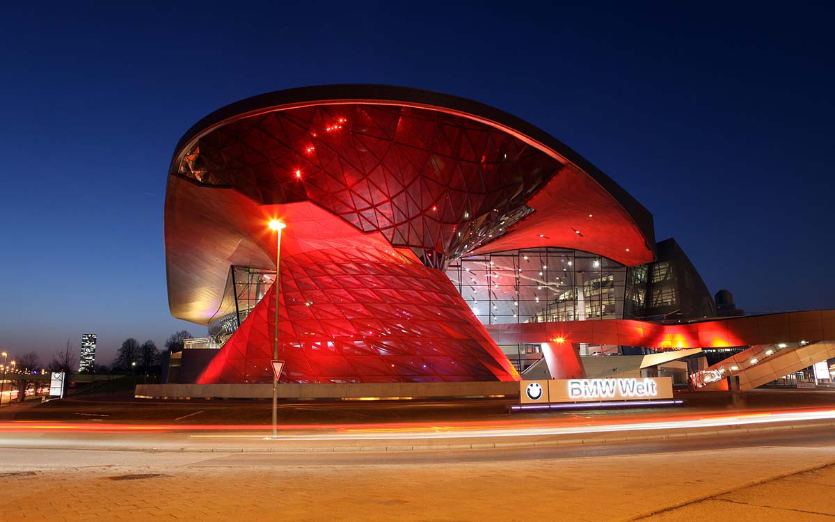 BMW Welt beleuchtet