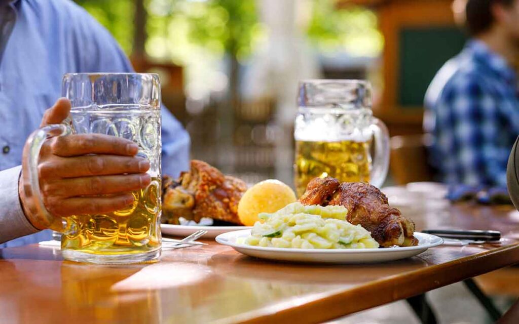 Traditionelles Essen im Münchner Biergarten